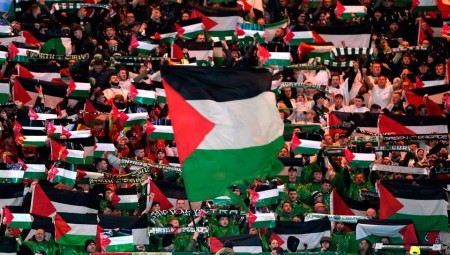 جماهير نادي سيلتك الاسكتلندي لكرة القدم تتحدى لاتحاد الأوروبي لكرة القدم وترفع علم فلسطين