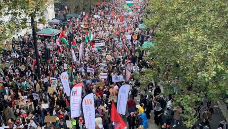 من وسط لندن أوقفوا إطلاق النار على غزة.. نصف مليون متظاهر يزلزلون أرض ويستمنستر