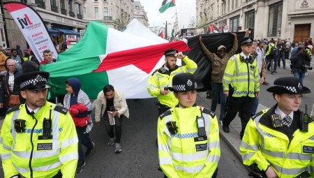 شرطة العاصمة لندن تشجع إجراء مراجعة للتعريف القانوني للتطرف وسط المظاهرات الحاشدة في البلاد