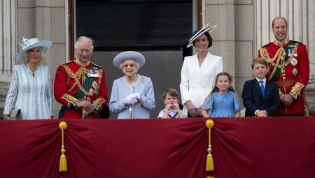 الملكة إليزابيث تطل من شرفة قصر باكنغهام في اليوم الأخير من احتفالات اليوبيل