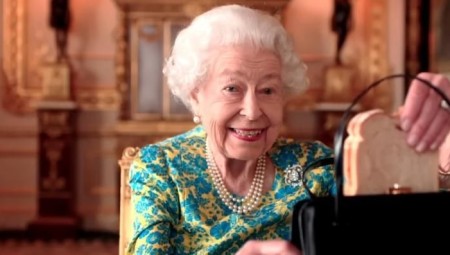 بالفيديو .. الملكة إليزابيث تكشف للمرة الأولى ما تحتوي عليه حقيبتها
