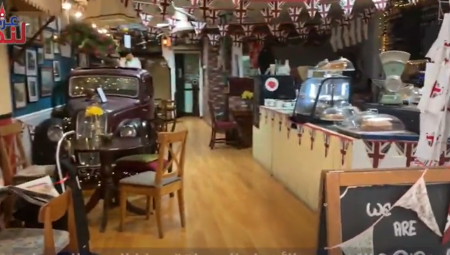 بالفيديو .. مقهى الغارات الجوية .. مكان فريد يجذب عرب لندن