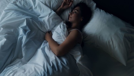 كم ساعة نوم تحتاج كل فئة عمرية للحفاظ على صحتها الجسدية والعقلية؟