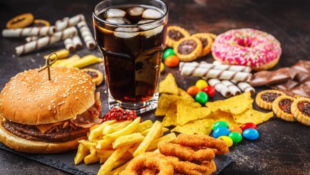 دراسة: الأطعمة الفائقة المعالجة تزيد من احتمالية الإصابة بالسمنة وأمراض القلب والوفاة