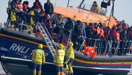 توجيه الاتهام لسوري في فرنسا في إطار تحقيق في غرق مركب في المانش أودى بحياة شخص