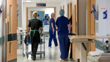 الحكومة تجبر NHS على إنفاق 180 مليون جنيه سنويا لإصدار تأشيرات للأطباء والممرضين الأجانب