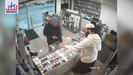 (فيديو) إفشال محاولة لص لسرقة هواتف بقيمة 1600 جنيها… شاهد ماذا فعل صاحب المتجر