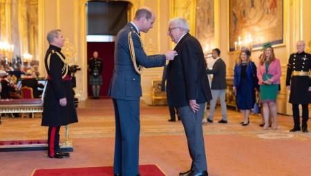 الأمير ويليام يمنح طبيبا عراقيا رتبة الامبراطورية البريطانية
