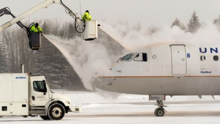 (فيديو) إليك الطريقة التي تعتمدها الطائرات لإزالة الجليد عنها في الشتاء