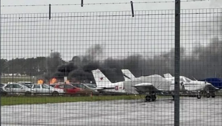 بريطانيا: حريق بموقف سيارات في مطار بريستول يتلف العديد منها ويتسبب بتأخيرات في الرحلات
