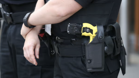 العنصرية المؤسسية: شرطة بريطانيا تستخدم سلاحاً كهربائياً قاتلاً بشكل متزايد ضد السود