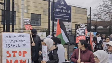 أكثر من 100 متظاهر أمام مدرسة بريطانية بعد استبعادها طفلاً بسبب شارة تدعم فلسطين