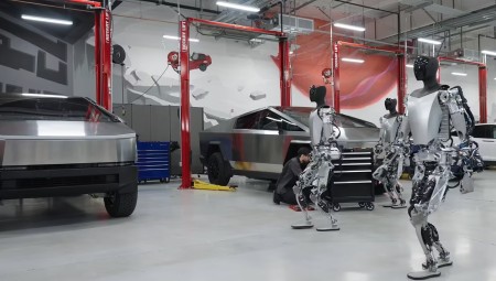 روبوت «تسلا» يهاجم مهندسًا في مصنع الشركة تاركا وراءه سيلا من الدماء