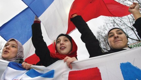 عاجل .. طالبة مسلمة في فرنسا مُزِّقَ مصحفها وأُلْقِيَ حجابها في سلة المهملات