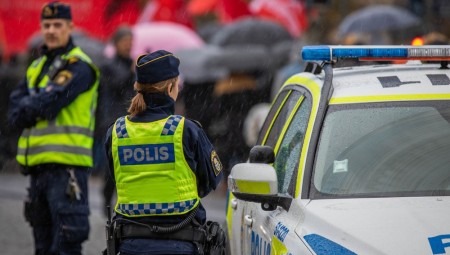 السويد تسعى لتشديد قواعد الهجرة بما يتيح ترحيل مهاجرين