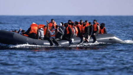 الشرطة الفرنسية تقطع قارب مهاجرين بالسكين لإحباط عبورهم إلى بريطانيا