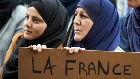 مسلمو فرنسا يشعرون بعدم الاستقرار ويتجهون للهجرة خارج البلاد