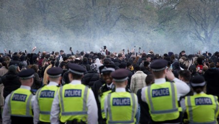 آلاف الشباب يدخنون الحشيش بحديقة هايد بارك بلندن رغم المنع