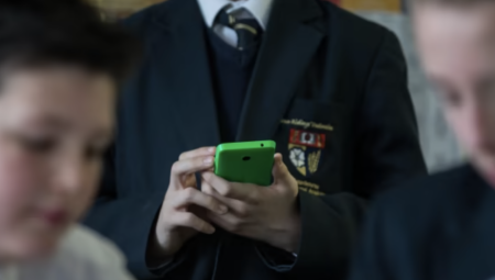 مدرسة بريطانية تطلق مبادرة لكسر إدمان الطلاب على الهواتف بيوم دراسي يستمر لـ 12 ساعة!