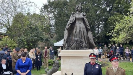 إزاحة الستار عن أول تمثال تذكاري للملكة الراحلة إليزابيث في روتلاند