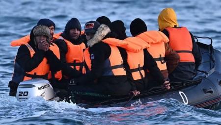 اعتقال ثلاثة أشخاص بعد مصرع خمسة مهاجرين في بحر المانش