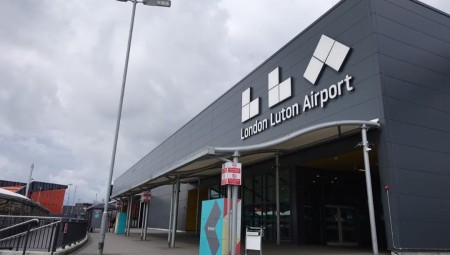 تقرير لمفتشي السجون يكشف عن وجود أطفال محتجزين في مطار لوتون لأكثر من 12 ساعة!