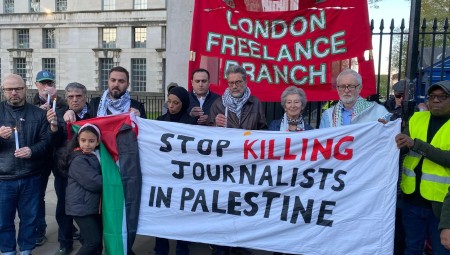 ناشطون بريطانيون يعتصمون قبالة مكتب سوناك تضامناً مع صحفيّ غزة