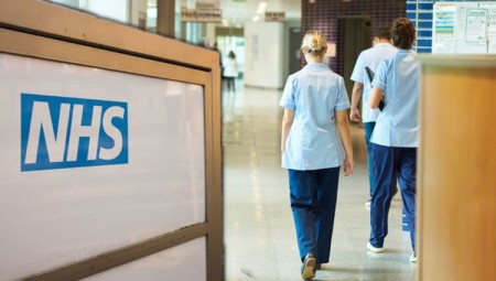 تحقيق يكشف أن التأخير في التعامل مع المرضى في NHS يتسبب بآلاف الوفيات