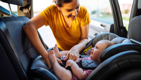 ما الذي يقوله القانون البريطاني عن مقاعد الأطفال في السيارات؟ قواعد أساسية لكل والد