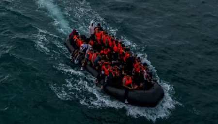 ضبط مهاجر حاول العودة إلى بريطانيا عبر قارب صغير وترحيله فورًا إلى فرنسا