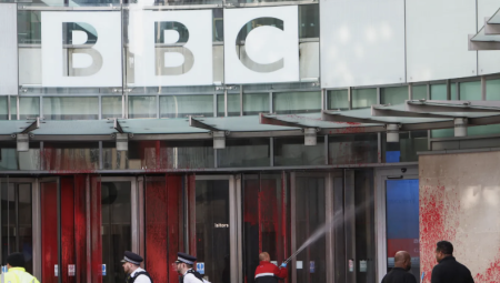 مظاهرة احتجاجية في لندن أمام مقر BBC تنديدًا بتغطيتها للإبادة الجارية في غزة