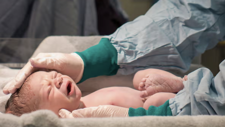إنجلترا تطلق برنامجاً وطنياً للحد من إصابات الدماغ عند الولادة في مستشفيات NHS