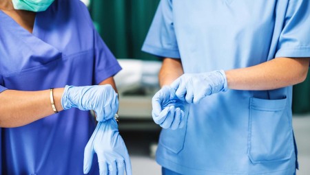 تصعيد مرتقب في NHS: نقابة الممرضات تُطالب بزيادة 25% في الأجور وتهدد بالإضراب