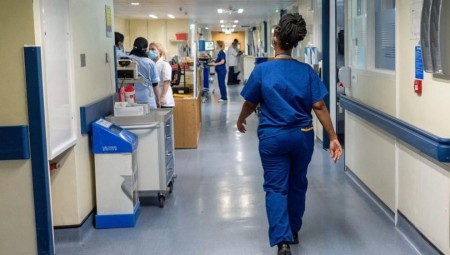 تحذير برلماني من التكاليف الضخمة المخصصة لتعويضات الإهمال الطبي في (NHS)