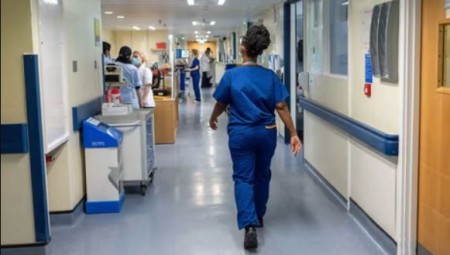 البرلمان البريطاني ينتقد حل هيئة NHS: الحكومة بلا خطة واضحة