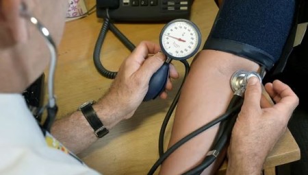 تحيّز في الرعاية الصحية: النساء والأقليات في إنجلترا أقل حظًا في تلقي علاج أمراض القلب القاتلة