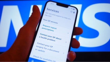 NHS تطلق تطبيقًا ثوريًا لتذكير المرضى بالمواعيد الصحية عبر الهواتف