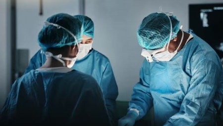 امرأة ترفع دعوى ضد NHS بعد اكتشاف شفرة جراحية مكسورة داخل جسدها