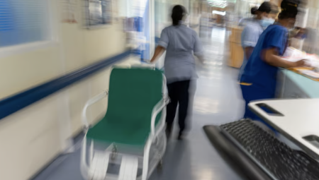 انخفاض قوائم انتظار العلاج في NHS إلى أدنى مستوى منذ عامين