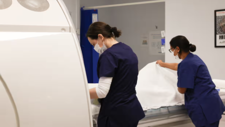 من قسطرة إلى محتوى ترفيهي! تصوير المرضى دون موافقة يثير قلق العاملين في NHS