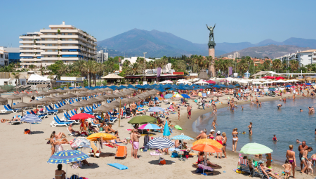 بريطانيا تُخلي عائلات دبلوماسييها من تل أبيب وتحذّر من تصعيد إقليمي خطير