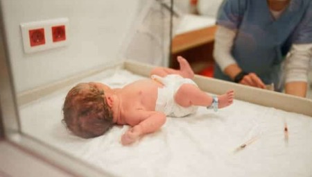 بريطانيا تعتمد فحص الحمض النووي لكل مولود للكشف المبكر عن الأمراض