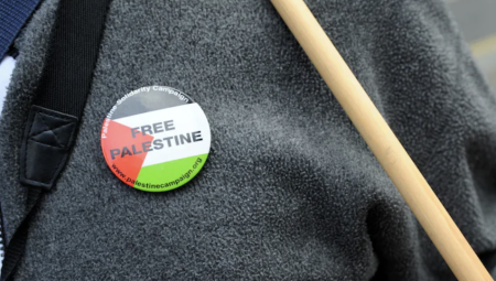 مستشفيات خاصة في بريطانيا تحظر ارتداء الشارات الفلسطينية بعد شكوى من مريضة يهودية