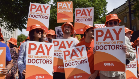 إضراب شامل للأطباء المقيمين في بريطانيا يهدد بإلغاء 200 ألف موعد طبي