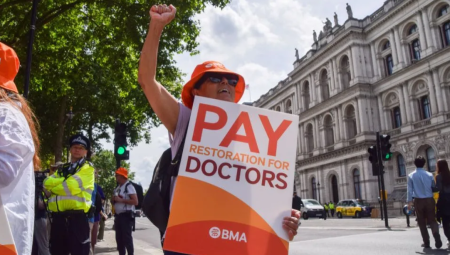 لقاء مرتقب بين وزير الصحة ونقابة الأطباء لمحاولة منع إضراب NHS