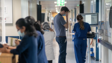 نساء بريطانيا يواجهن فترات انتظار أطول للعلاج في NHS مقارنةً بالرجال