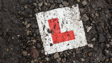 بريطانيا: دعم نفسي لممتحني القيادة وسط أزمة تأخير واستهجان عام