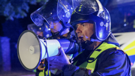 بريطانيا تُشكّل وحدة شرطة خاصة لرصد الخطاب المعادي للمهاجرين على الإنترنت