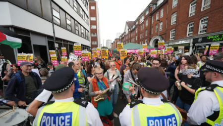 الشرطة البريطانية تعتقل 9 خلال مواجهات أمام فندق يُؤوي طالبي لجوء