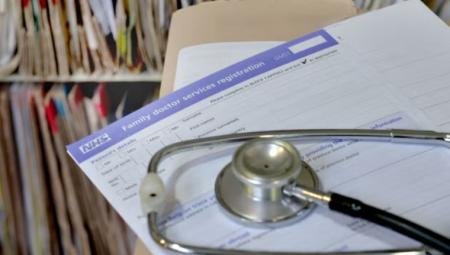 تراجع التمويل يجبر طلاب الطب على العمل بدوام جزئي لتغطية نفقاتهم